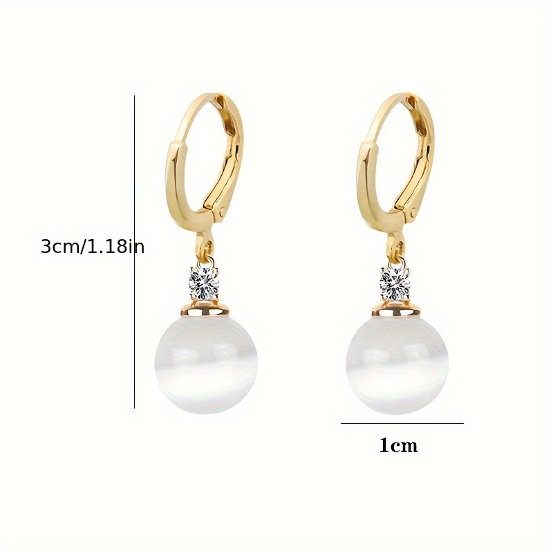 Un par de elegantes aretes para el verano