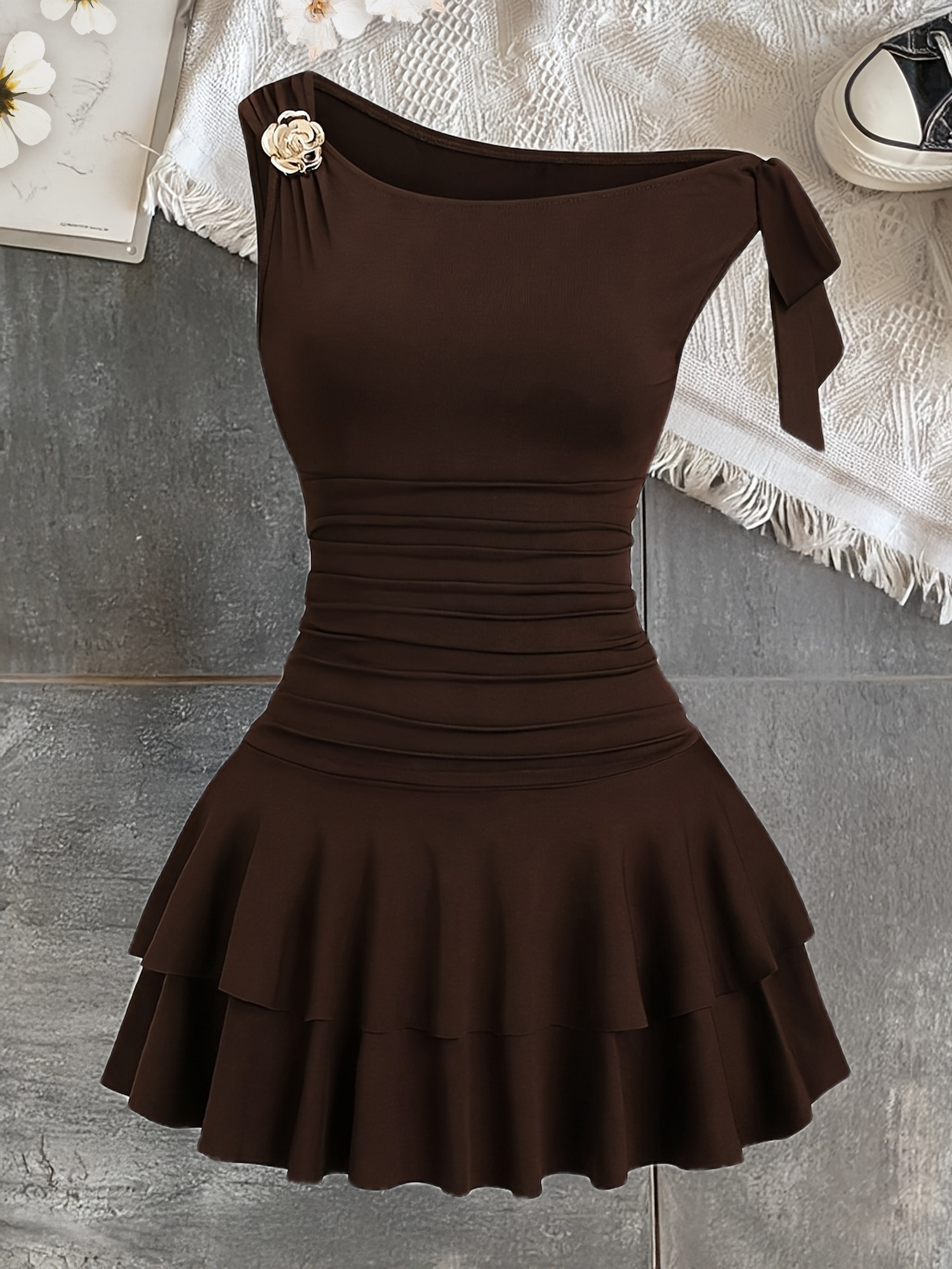 Women's Metal Flower Decoration Pleated Shoulder Pleated Hem Fashion Dress