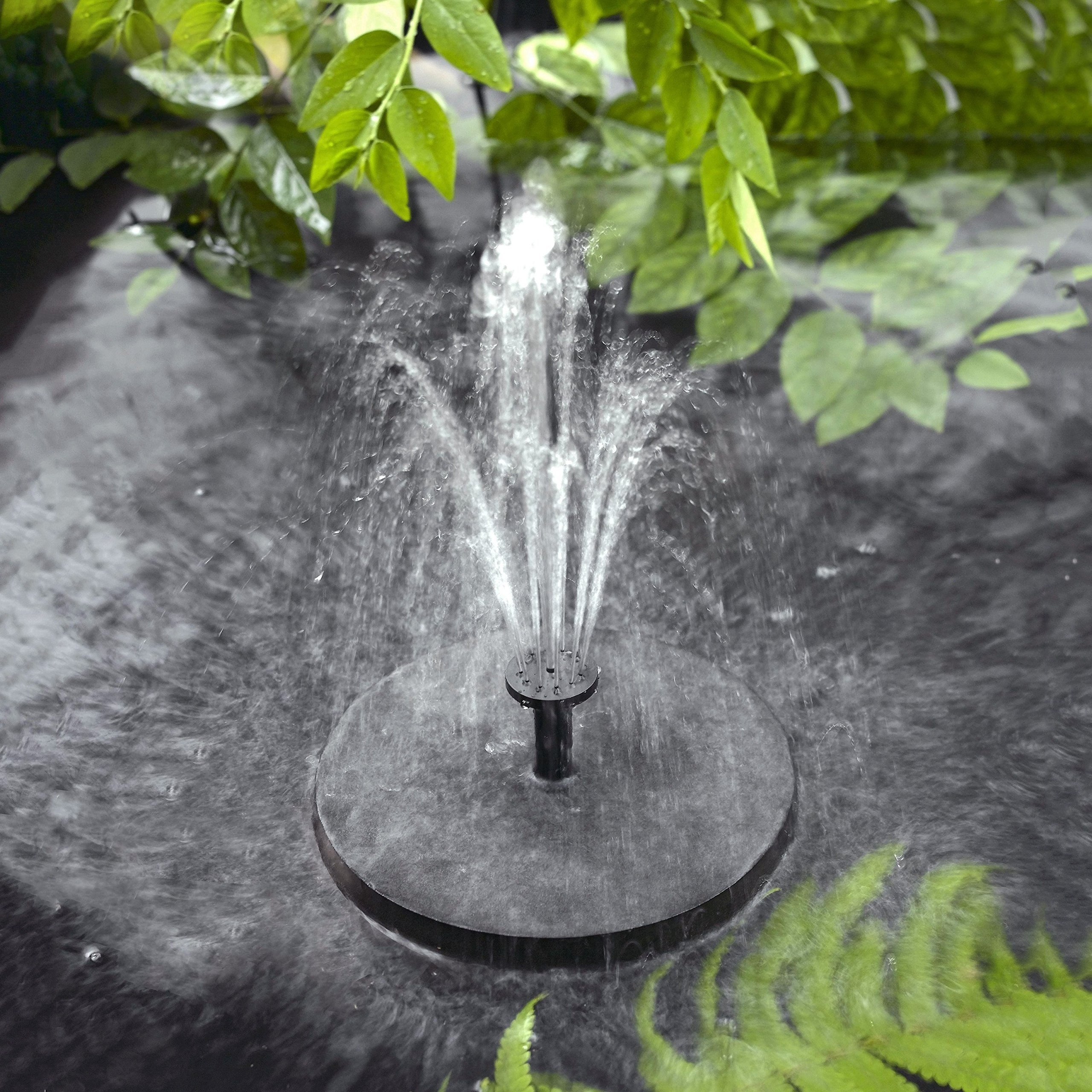 Fuente De Agua Fuente De Gotas De Agua Jardín Con Fuente Pequeña Fotos,  retratos, imágenes y fotografía de archivo libres de derecho. Image 81860235