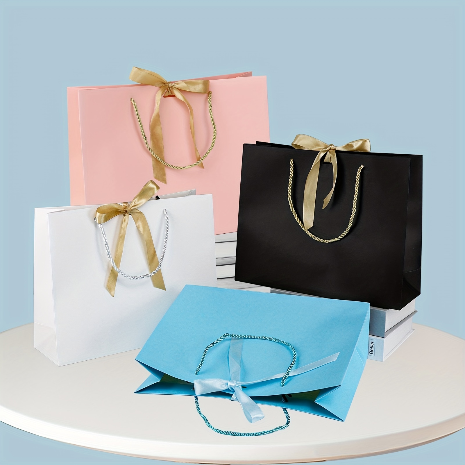 Bolsas de plástico con asas – 10 x 5 x 13 pulgadas, paquete de 100 bolsas  de regalo medianas de color blanco esmerilado con parte inferior de cartón