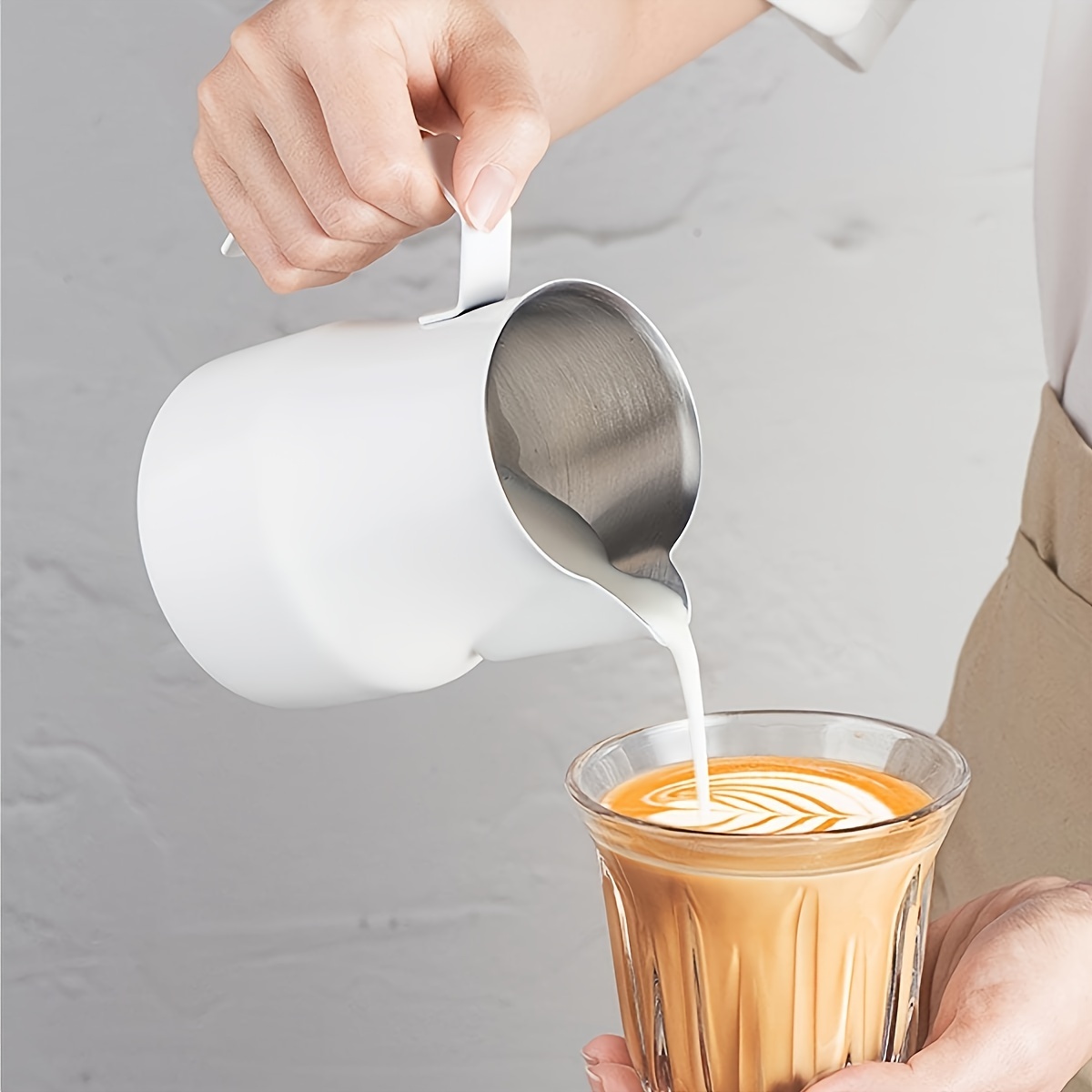 cafetera metálica junto a una taza de café y una jarra de leche pequeña,  leche, cafeína, mañana, madrugar, despertar, bebida Stock Photo
