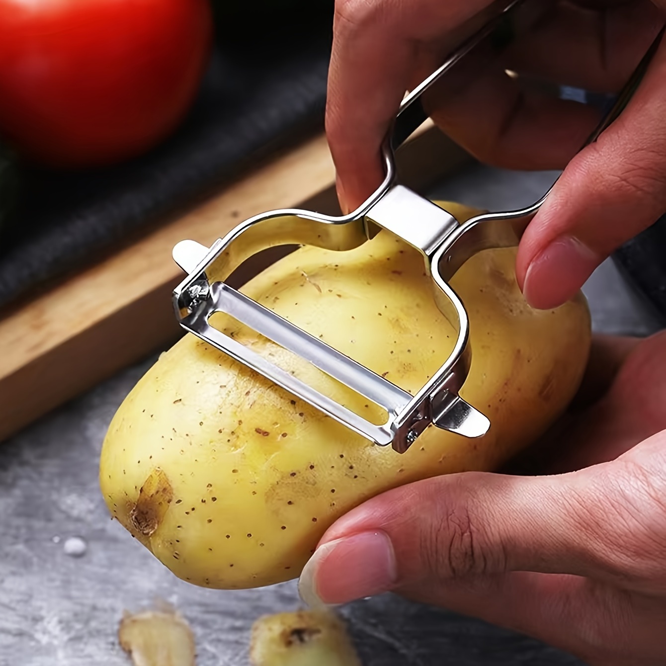 Donna irriconoscibile che sbuccia patate con coltello nero vicino a ciotola  di legno marrone con bucce di carote, ciotola piccola con pepperns, carota  sbucciata, cipolla Foto stock - Alamy