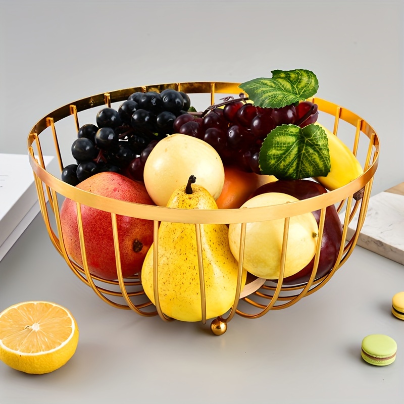 Une Coupe De Fruits Comprenant Une Coupe à Fruits Avec Un Fruit Au Centre.