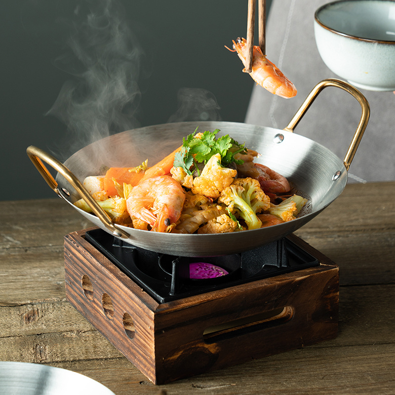 Cuisine et recette asiatique avec ce wok en fonte avec poignée en bois