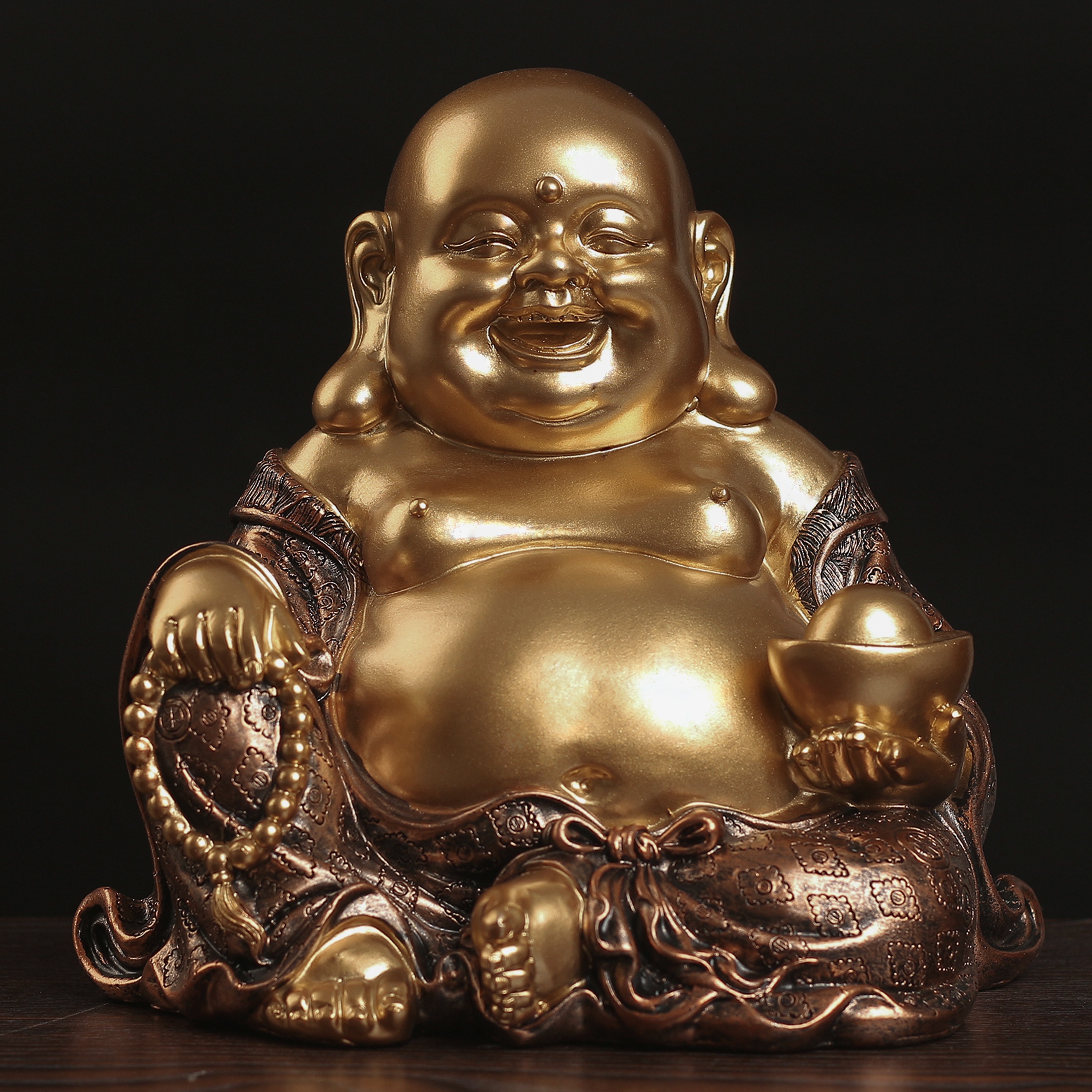 Bouddha rieur porte-bonheur avec symboles porte-bonheur dorés