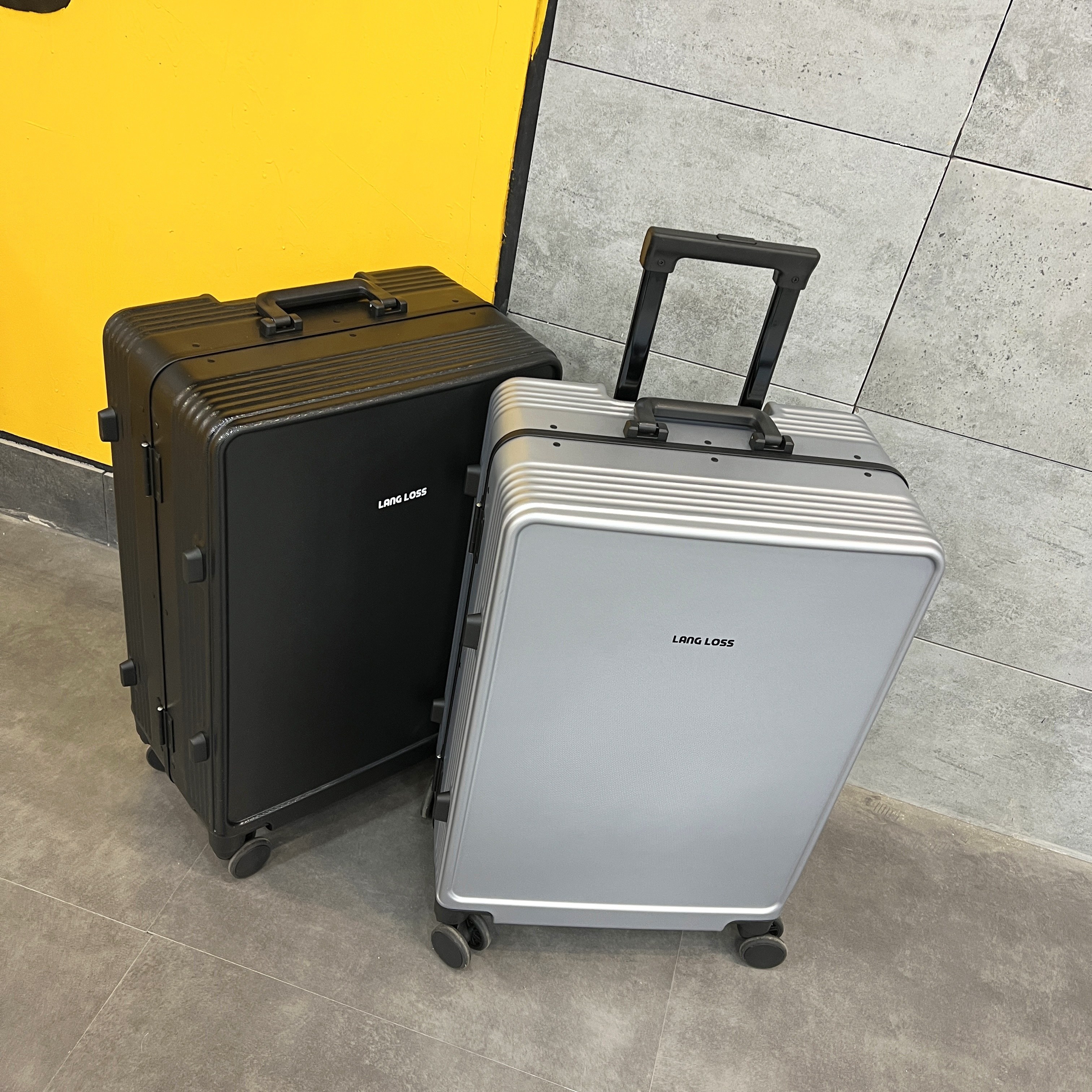 https://img.kwcdn.com/product/luggage/d69d2f15w98k18-f9a8da83/Fancyalgo/VirtualModelMatting/77477ccc42138b840c302f0dd37cc9ea.jpg