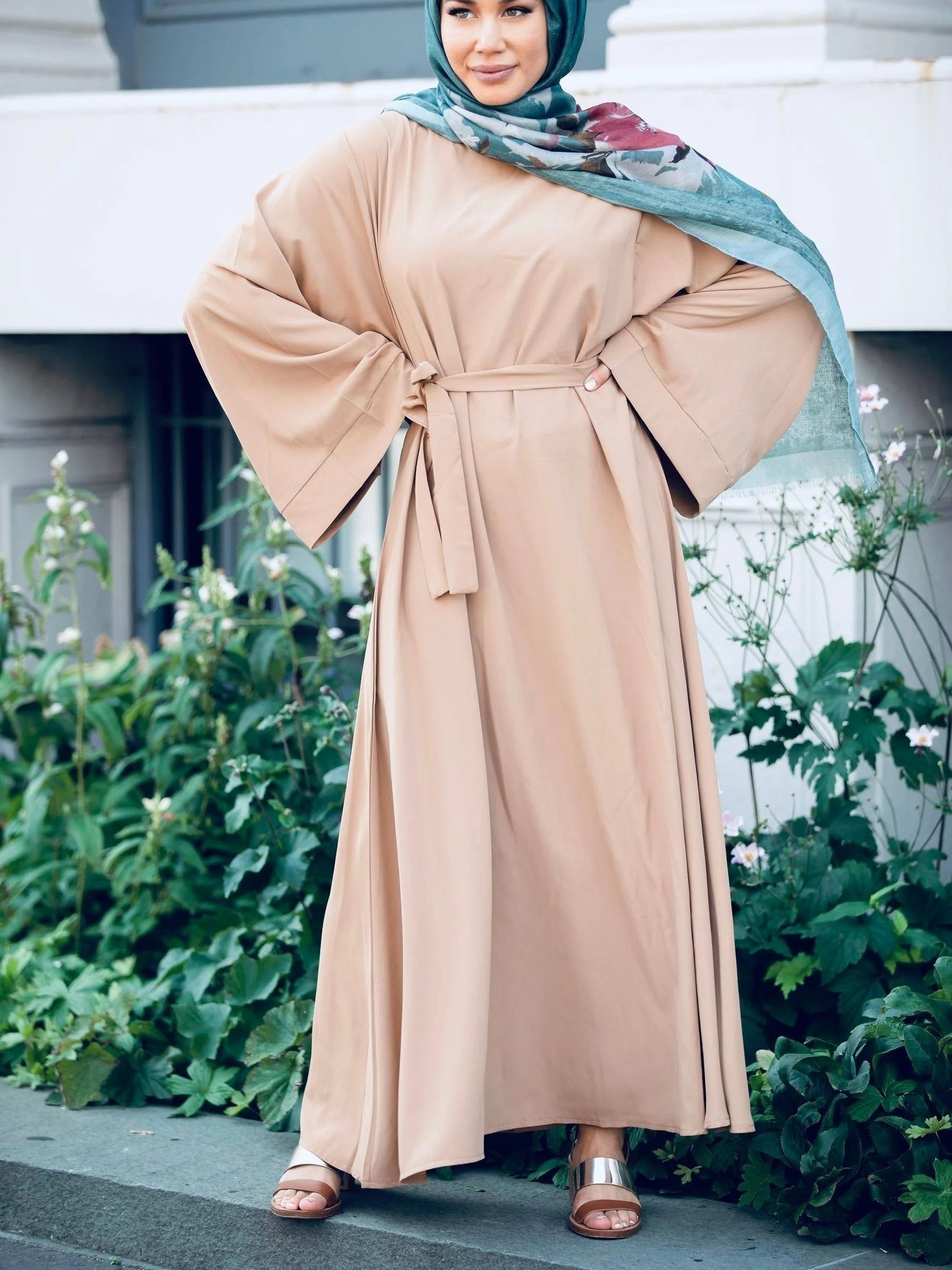 2020 Nuevo diseño de ropa Islámica vestimenta musulmana Caftans larga bata  de desgaste de los musulmanes de vestimenta islámica para la mujer vestido  modesto en el Islam, el hijab Abaya fábrica de