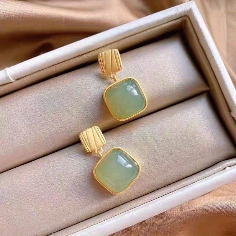 Pendientes dorados estilo chino de jade blanco con forma de gota de ag –  IDREAMMART