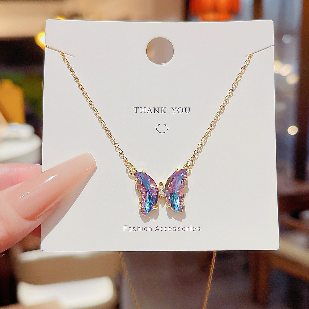E-shop Eine bezaubernde, schmetterlingsförmige Anhänger-Halskette für Damen, mit einem minimalistischen Edelstahl-Design, das elegant auf der