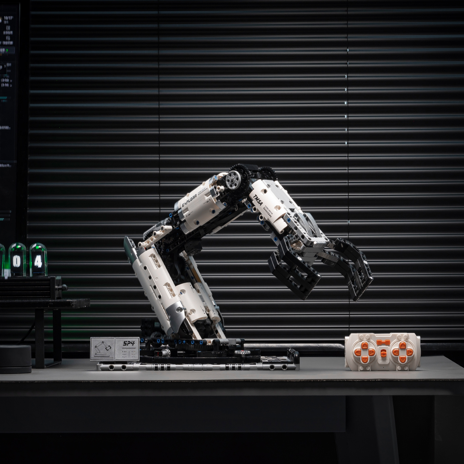 Sci-Fi Mechanical Masterpiece- 784pcs Smart Building Robot| 4-Motor 360° Rotation+ Gripping Arm+ Remote Control