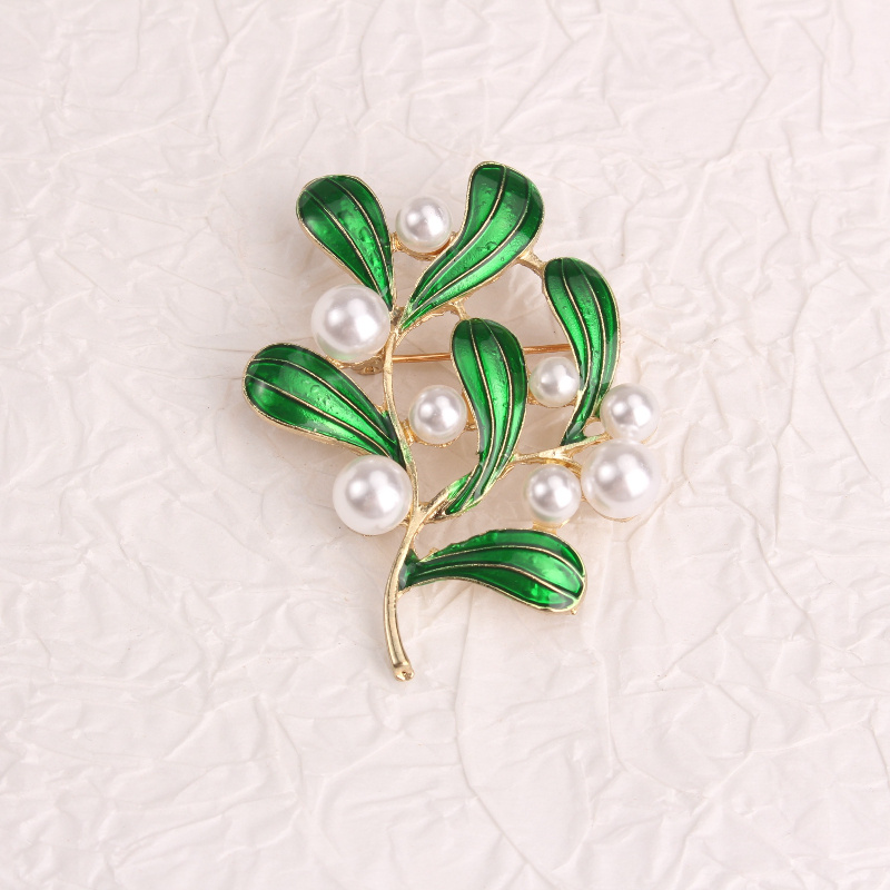 Elegant Leaf Brooch with Enamel & Imitation