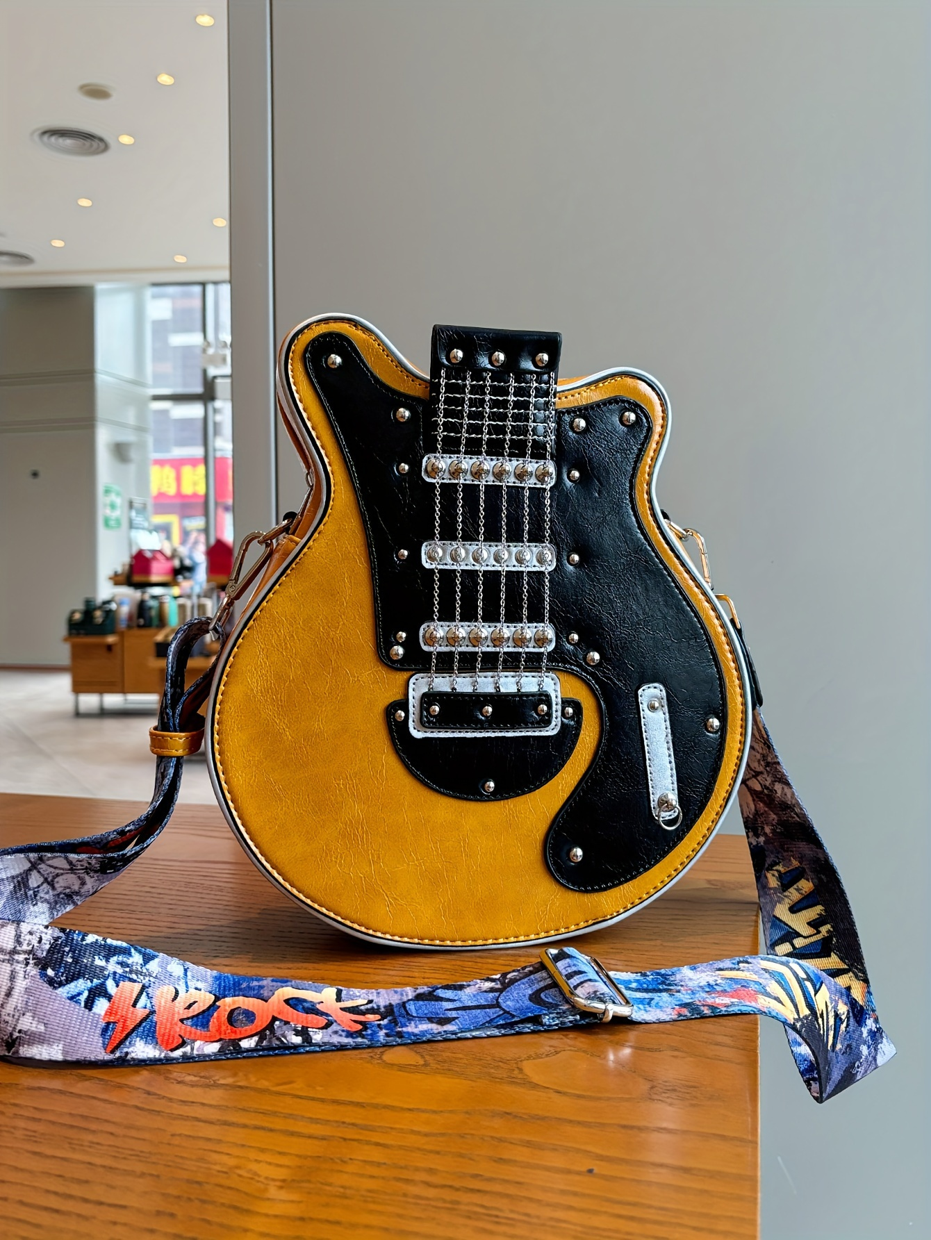 Distinctive Creative Y2K Hot American Style  Guitar Shaped Bag Beth Guitar Shaped Bag Shoulder Bag Crossbody Bag Fashionable Chain Rivet Decoration Color Contrast Wide Shoulder Strap Women's Bag Street Unisex Bag
