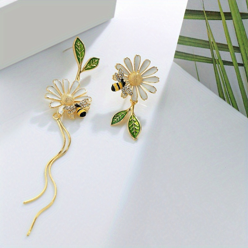 TEMU 1 Pair Of Fashionable Daisy Leaf Bee Earrings, Cute Asymmetrical Earrings, Suitable For Daily Vacation Wear And Giving Birthday Party Gifts