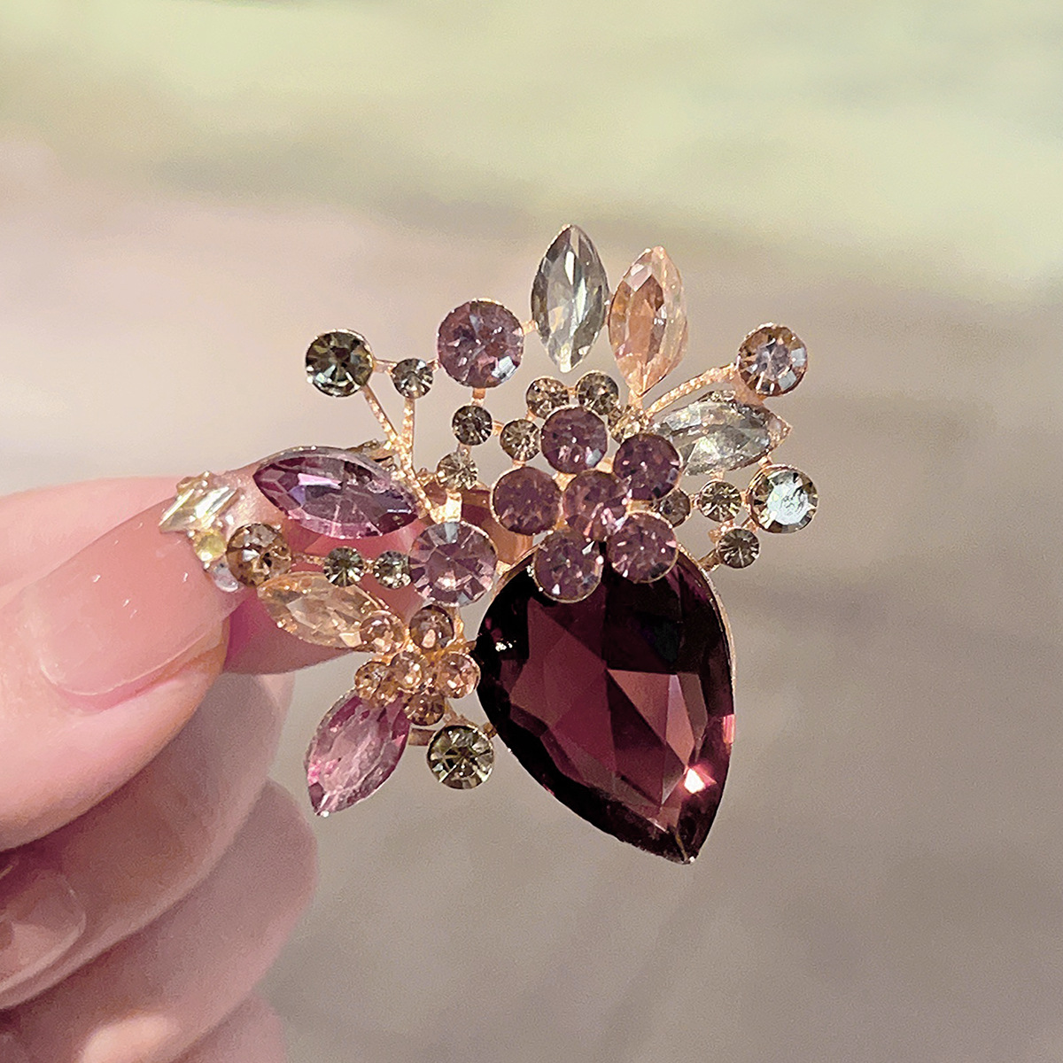 TEMU Broche Fleur Simple, Accessoire de Broche Fleur de Poitrine en Verre, Luxe Léger, Tempérament Haut de Gamme, Cadeau Créatif pour la