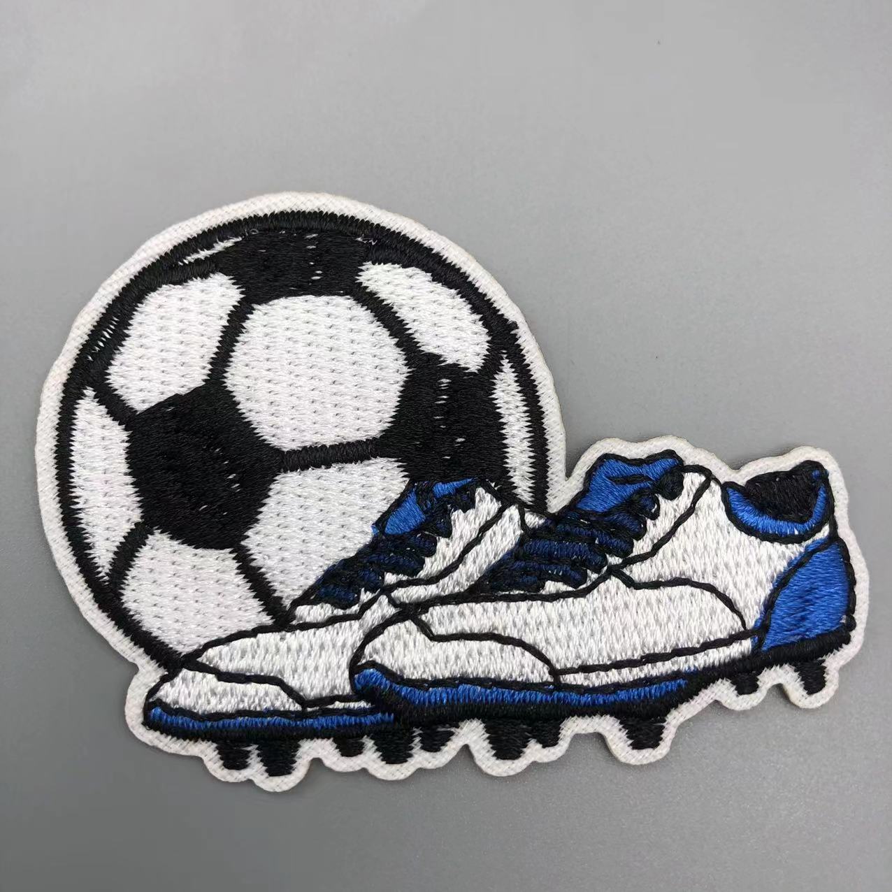 E-shop Dies ist ein Cartoon-Fußball-Embroidery-Patch für personalisierte Outfits. Er ist einfach zu verwenden und kann per Bügeleisen aufgebracht