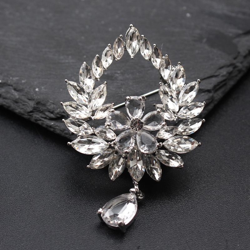 vintage style   garland brooch elegant irregular shaped pendant fashionable   accessory details 2