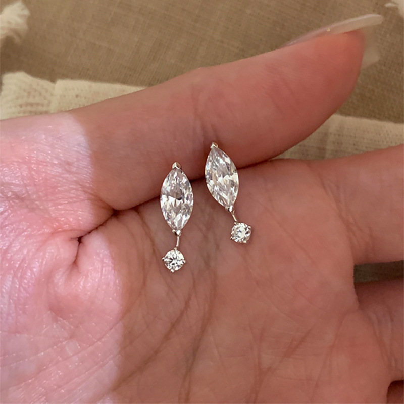 TEMU 2pcs Women's Fashionable And Individual Stud Earrings, Japanese Korean Style Cool And Minimalist Stud Earrings For Women, Easy Niche Versatile