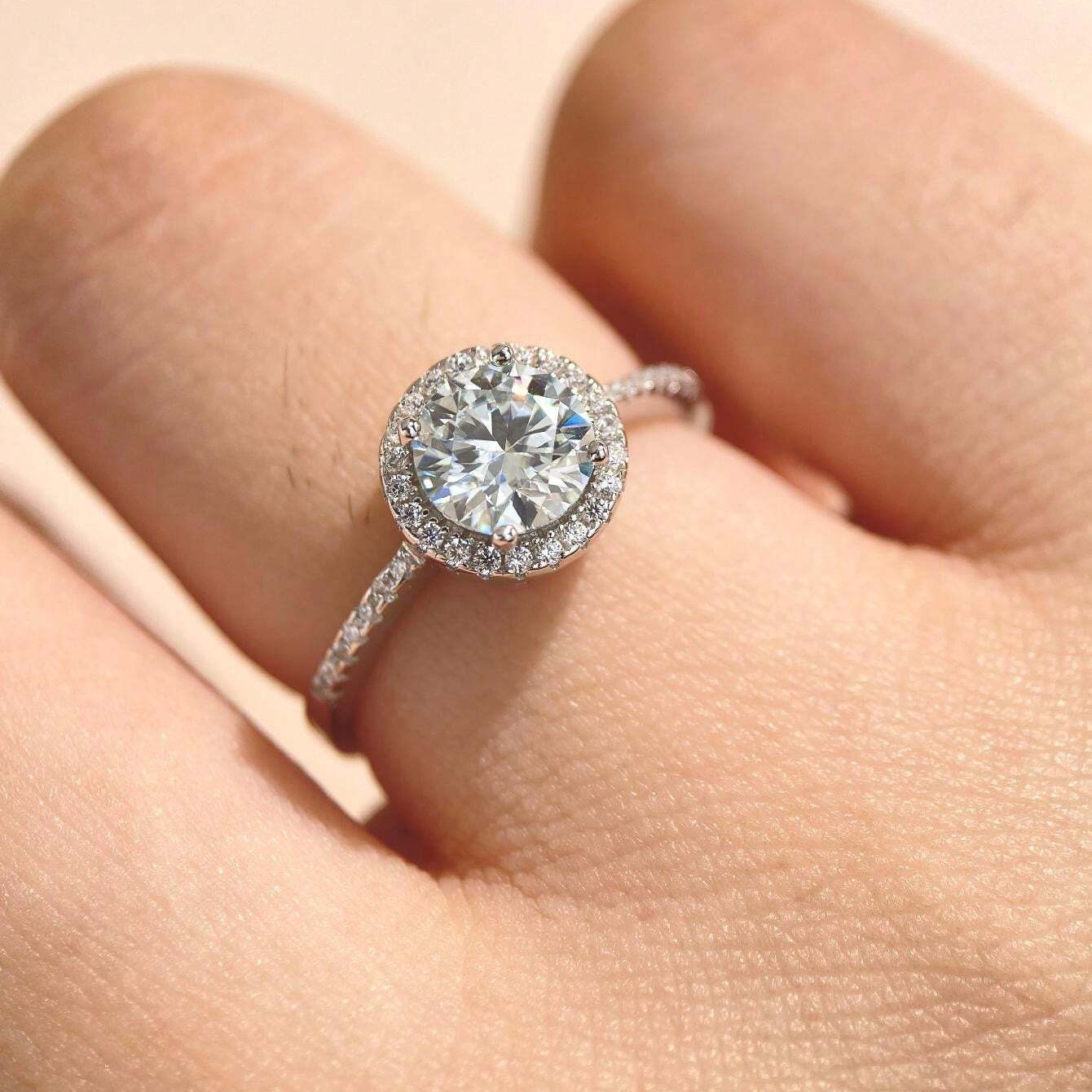 2 Carat S925 Round Moissanite Ring - Opulent and Elegant Style