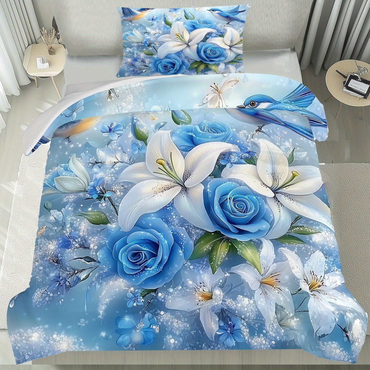 E-shop Set mit 2/3 Teilen mit einem Design aus blauen Rosen und weißen Lilien, bestehend aus 1 Bettbezug und 1 oder 2 Kissenbezügen. Diese Bettwäsche