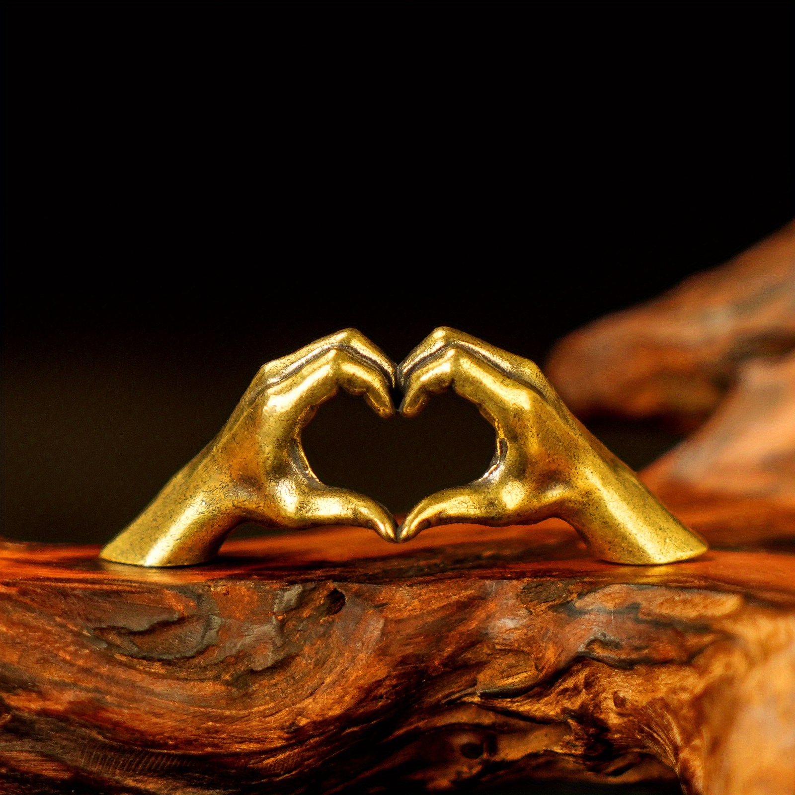 E-shop Eine zeitlose Skulptur aus massivem Messing, die ewige Liebe symbolisiert mit einer ineinandergreifenden Herzgeste, als Geschenk oder