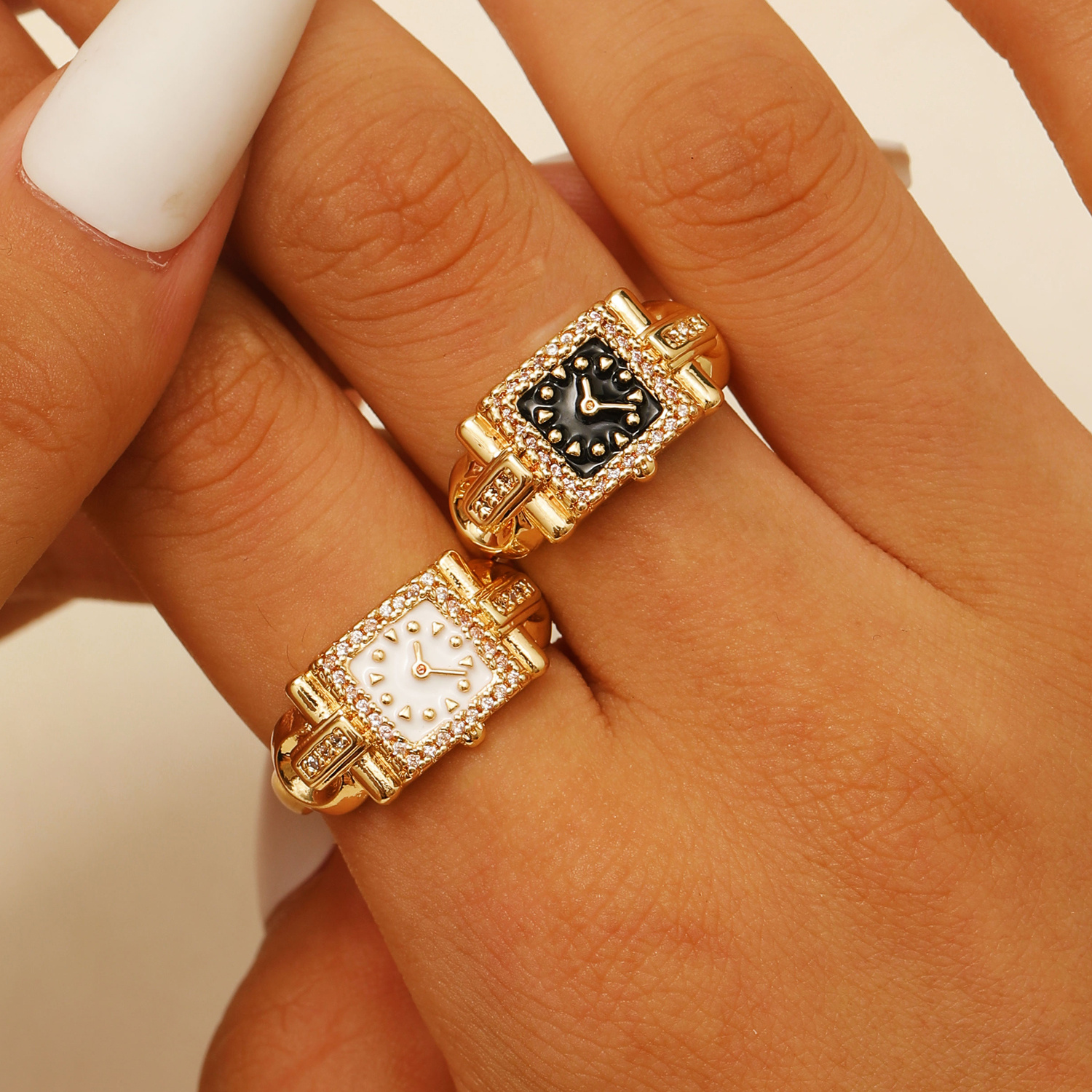 E-shop 2er-Set: Exquisiter modischer High-End-Ring mit quadratischem Zifferblatt funkelndem synthetischem Zirkonia. Nischen-Minimalist-Uhren-Design,