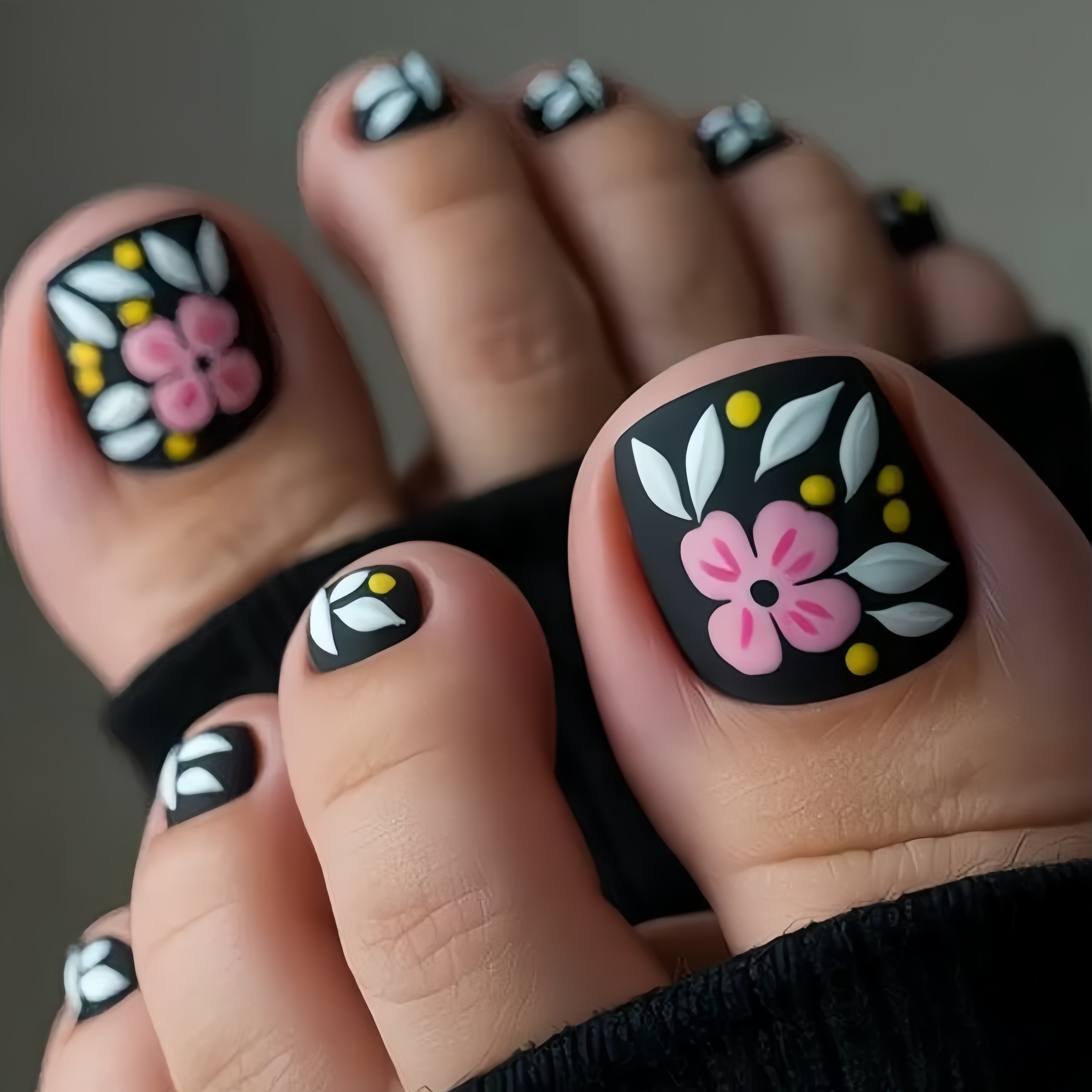 TEMU Lot de 24 faux ongles courts carrés mats à pression pour femme - Réutilisables, base noire vintage avec motif , ongles d'orteils et de mains