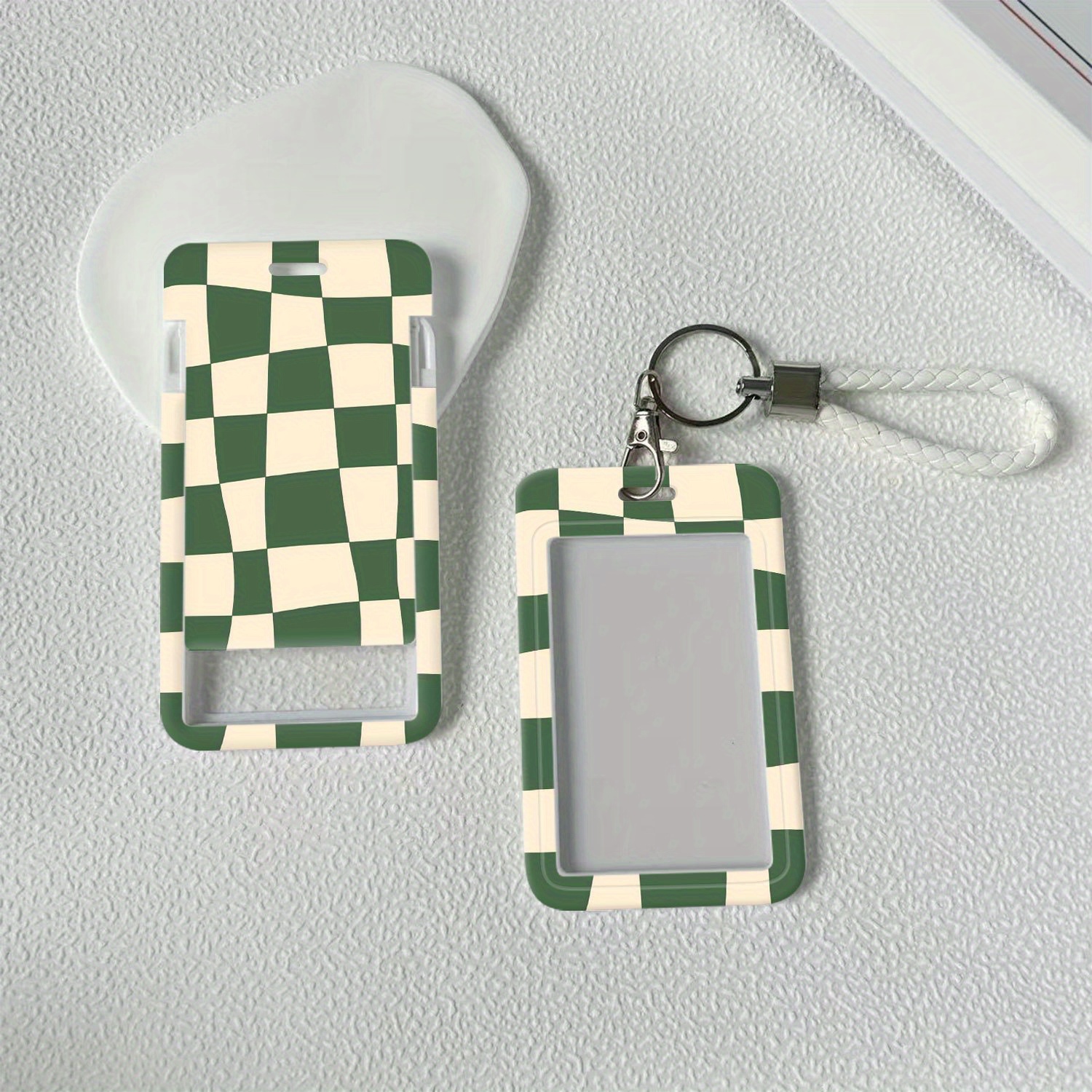 TEMU Porta tarjeta de identificación 2D de plástico con diseño de cuadros ondulados, completo con un cordón, ideal para médicos, enfermeras y . Esta