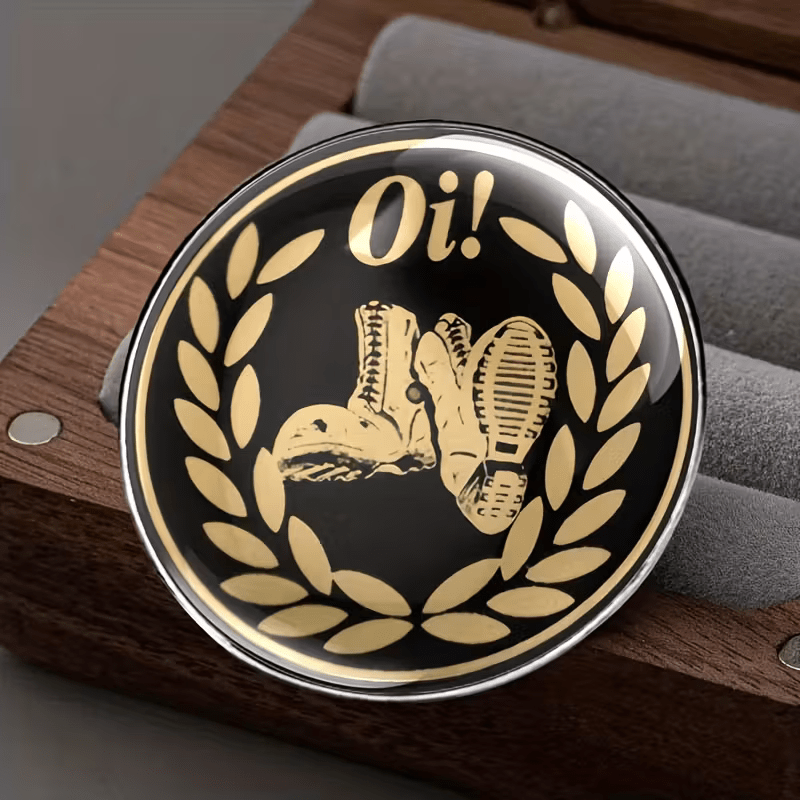 E-shop Vintage Rockband Pin Badge - Heavy Metal Musik Accessoire mit auffälliger "Oi!" Schrift & Lorbeerkränzchen Design - Robuste Zinklegierung