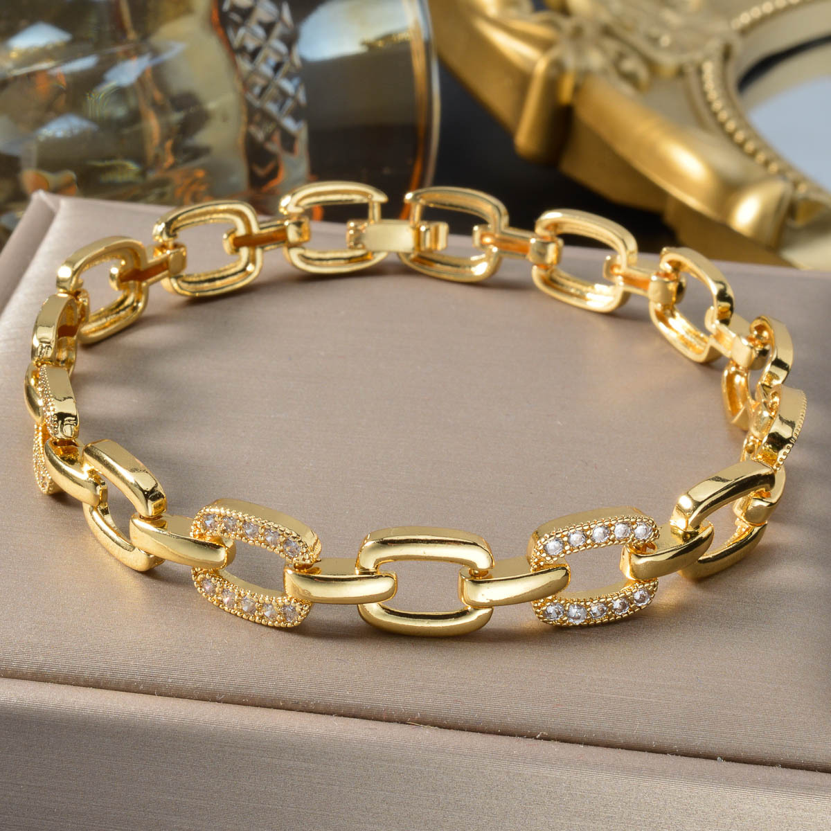 E-shop Ein neues, hochwertiges, quadratisches Kupferarmband im orientalischen Stil mit mikro-eingefasster Zirkonia, für das tägliche Layering und als