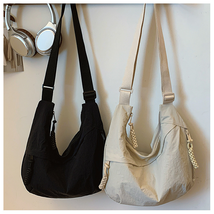 Borsa hobo in tela con nappe e tracolla larga regolabile_voghion.com