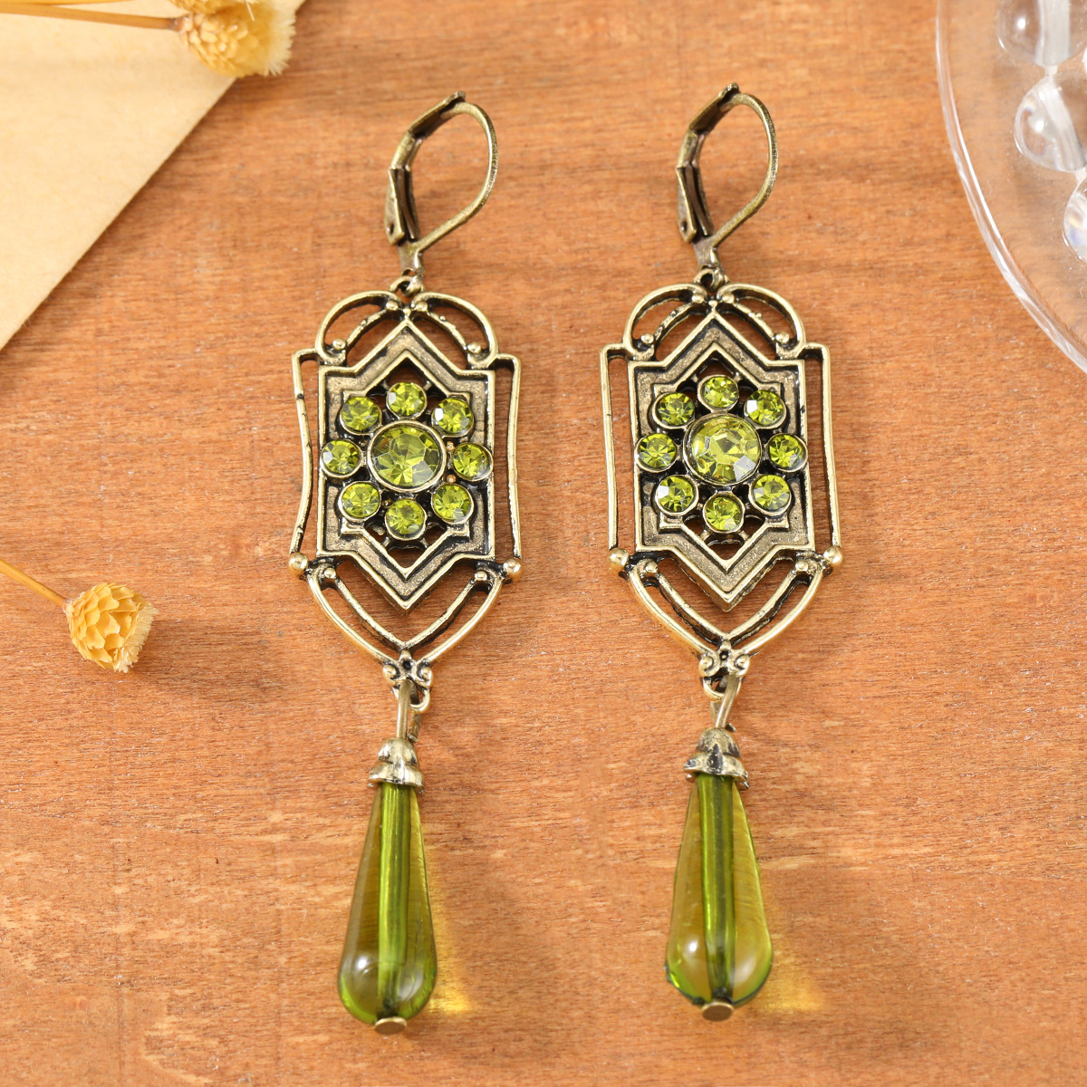 E-shop Bohemian Kreative Geometrische Durchbrochene Design Lange Damenohrringe mit Grünem Tränenförmigem Synthetischem Edelsteinanhänger, Hofstil