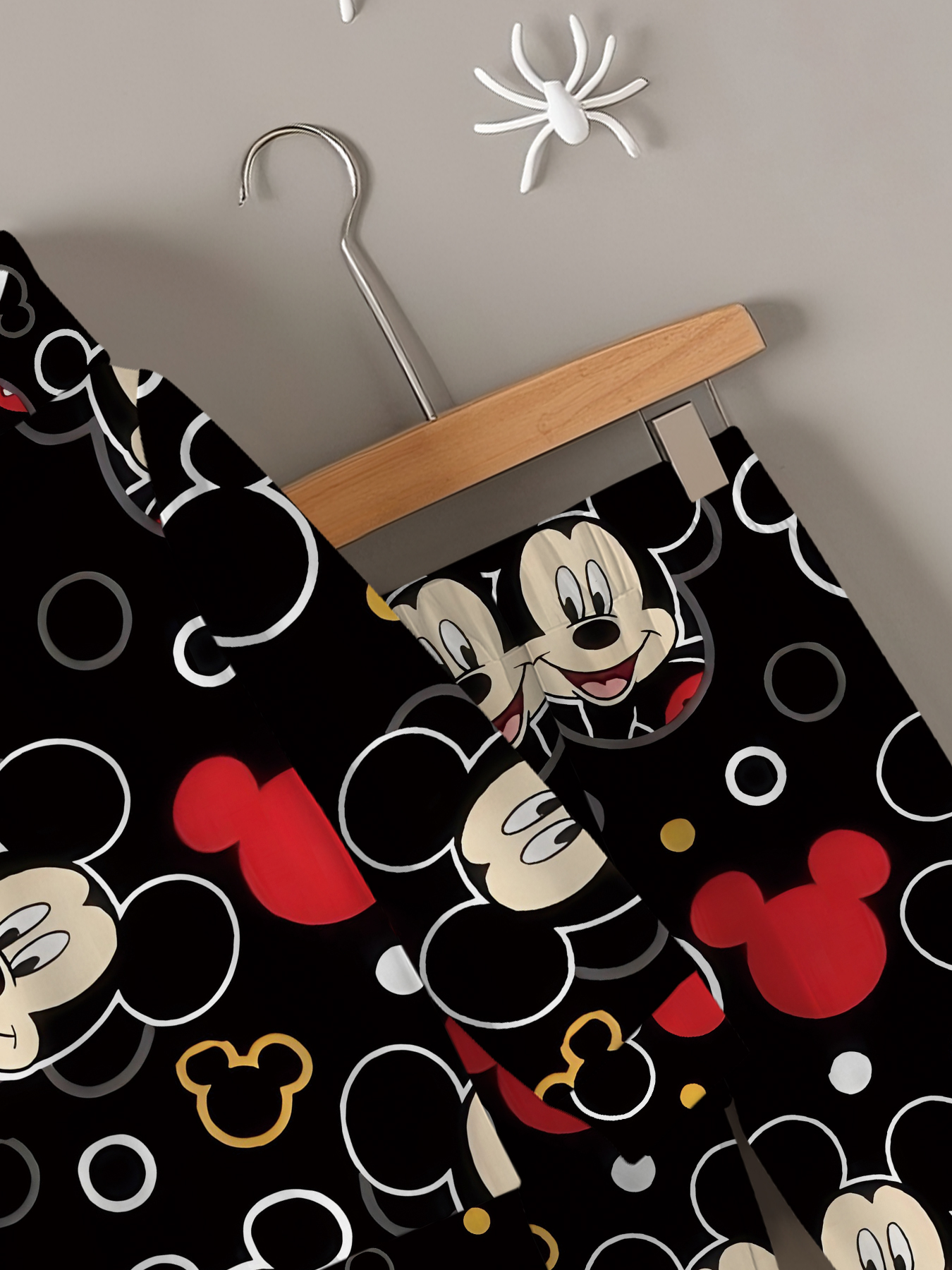2-delig Jongens Disney Black Full Print Mickey Thema Digitale Print Design, Hoodie met Lange Mouwen en Broek Set, Geschikt voor Kinderkleding. Gemaakt van Comfortabele Stof, Perfect voor Lente- en Herfstseizoenen, Ideaal als Casual Sportoutfit, Geweldig voor Buiten Gebruik