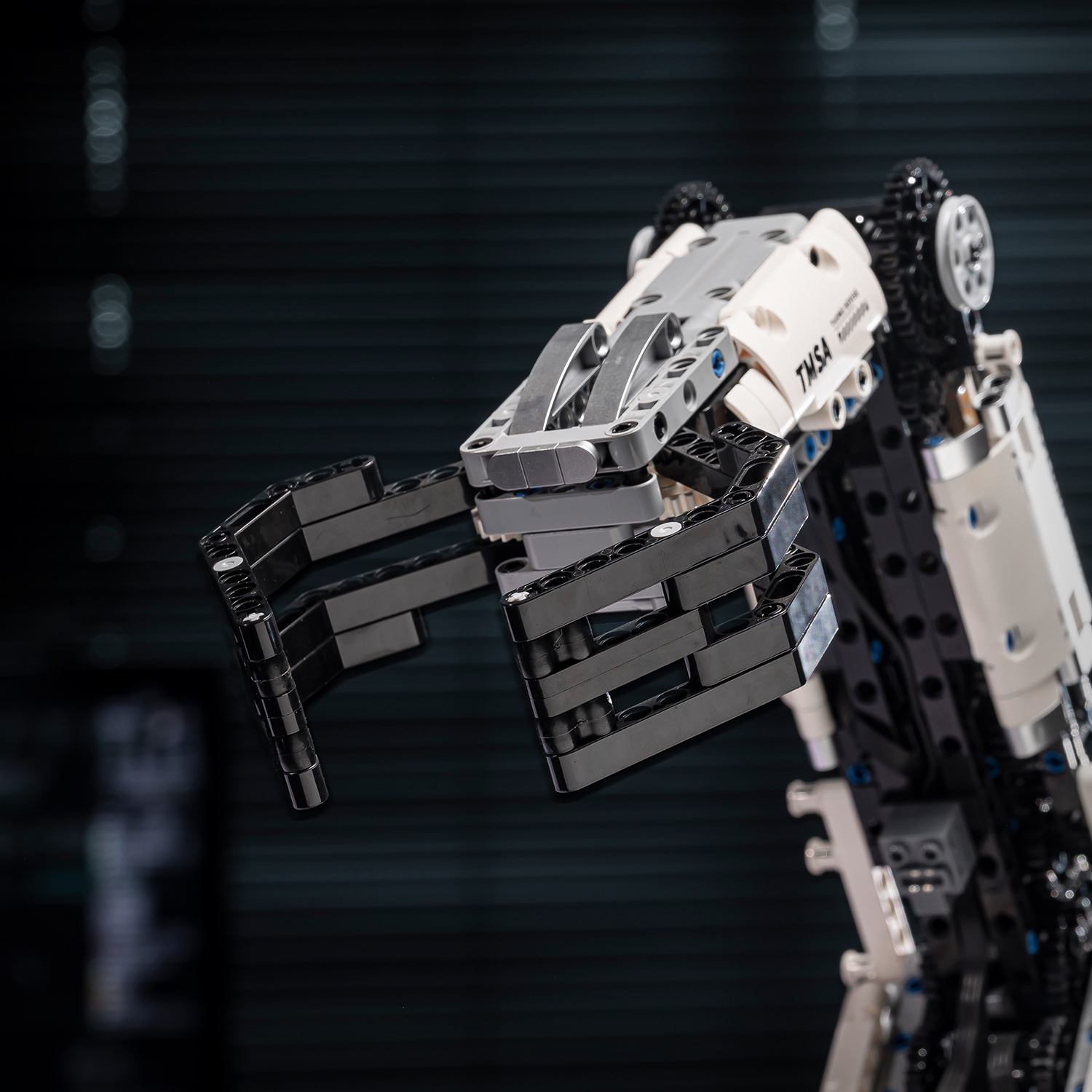 Sci-Fi Mechanical Masterpiece- 784pcs Smart Building Robot| 4-Motor 360° Rotation+ Gripping Arm+ Remote Control