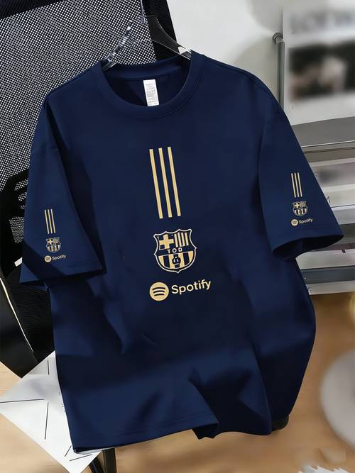 triple print detail front and double sleeve synchronized print barcelona fan black golden striped contrast athletic style short sleeve t shirt badge round neck top mens loose all match summer mens wear
