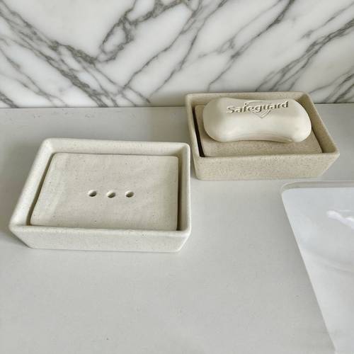 ceramiczna, dwuwarstwowa mydelniczka w z odpływem wody, idealna do hotelu, pensjonatu i domu. może pomieścić małe mydło do prania.