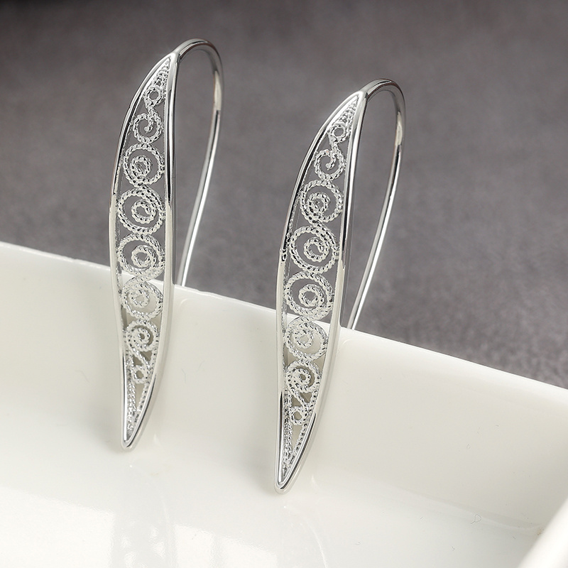 E-shop Trendige und einzigartige lange Ohrringe in einem glänzenden silbernen Ton, mit einem bohemischen geometrischen Design mit hohlen Aussparungen,
