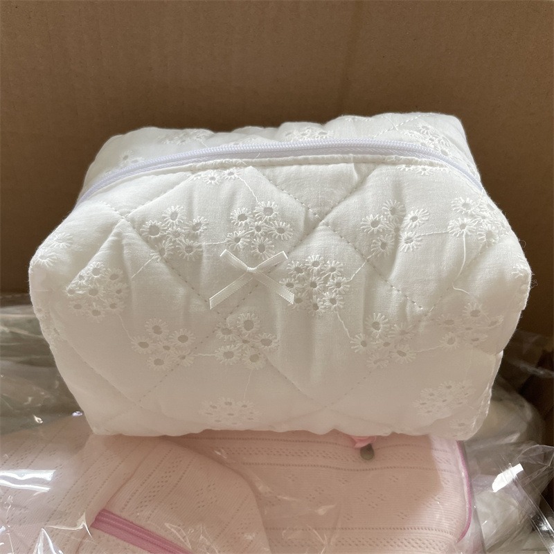 Image of Ladies' Lace Hollow Embroidery Bow Makeup Bag With Zipper Closure - Suitable For Travel,, Daily Use, Girls', Compact Washroom Bag, Hollow Embroidery, Bow & Zipper For -the- Beauty