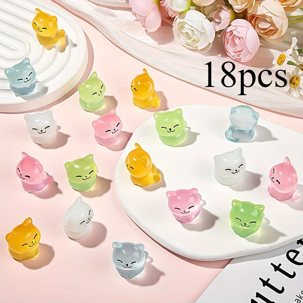 TEMU Juego de 18 piezas de mini figuras de gatos que en aleatorios, estatuas de animales de gatitos de resina, adornos luminosos de mini gatos para