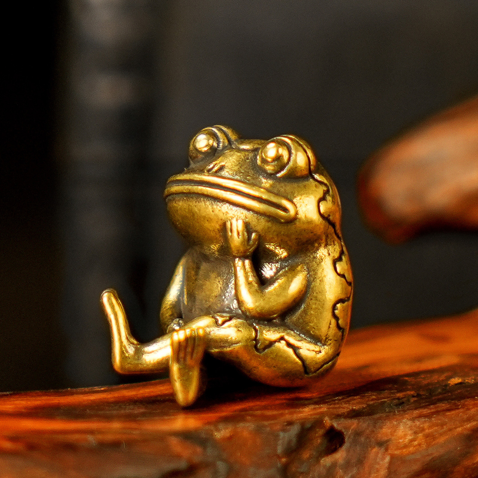TEMU 1pc A Vintage Brass Frog Figurine In A Cross-legged Thinking Position, Ideal For Home And Office Decor. This Sturdy Solid Brass Collectible A