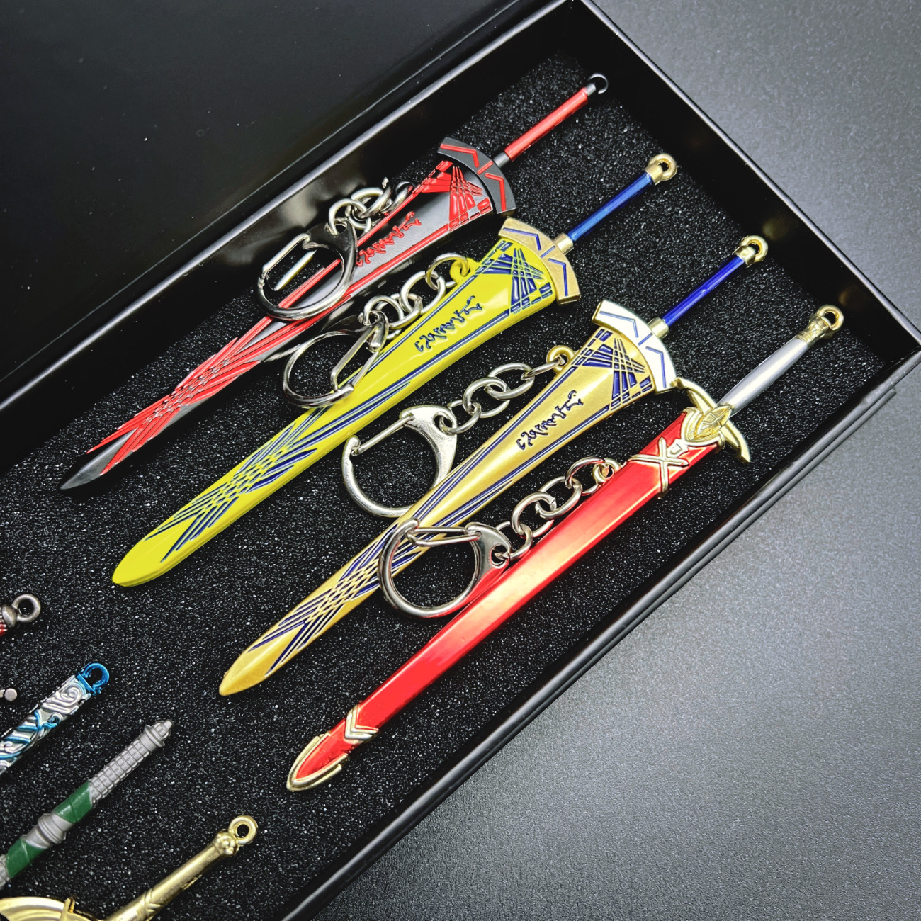 9pcs Mini Alloy Sword Model Gift Set, Key Ring, Key Chain, Movie Anime Game Merchandise Replica, Collector's Keychain for Collectors, Gift for Men, Replica Alloy Desktop Decoration Collectible, Backpack Charm, Gift for Men, Suitable for Performance