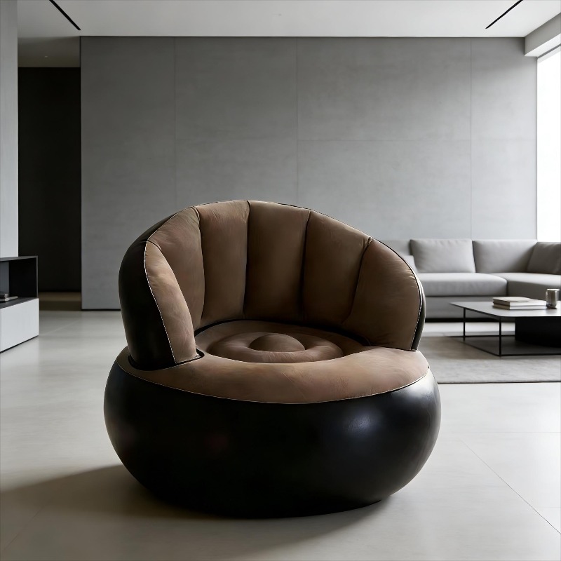 This Pumpkin-shaped Lounge Sofa Is a Refined Fusion of Eastern Aesthetics and Modern Comfort. Its Rounded Spherical Base Is Wrapped in Matte Black Leather, Exuding a Calm and Dignified Presence. The Segmented Backrest and Seat Surface Are Upholstered