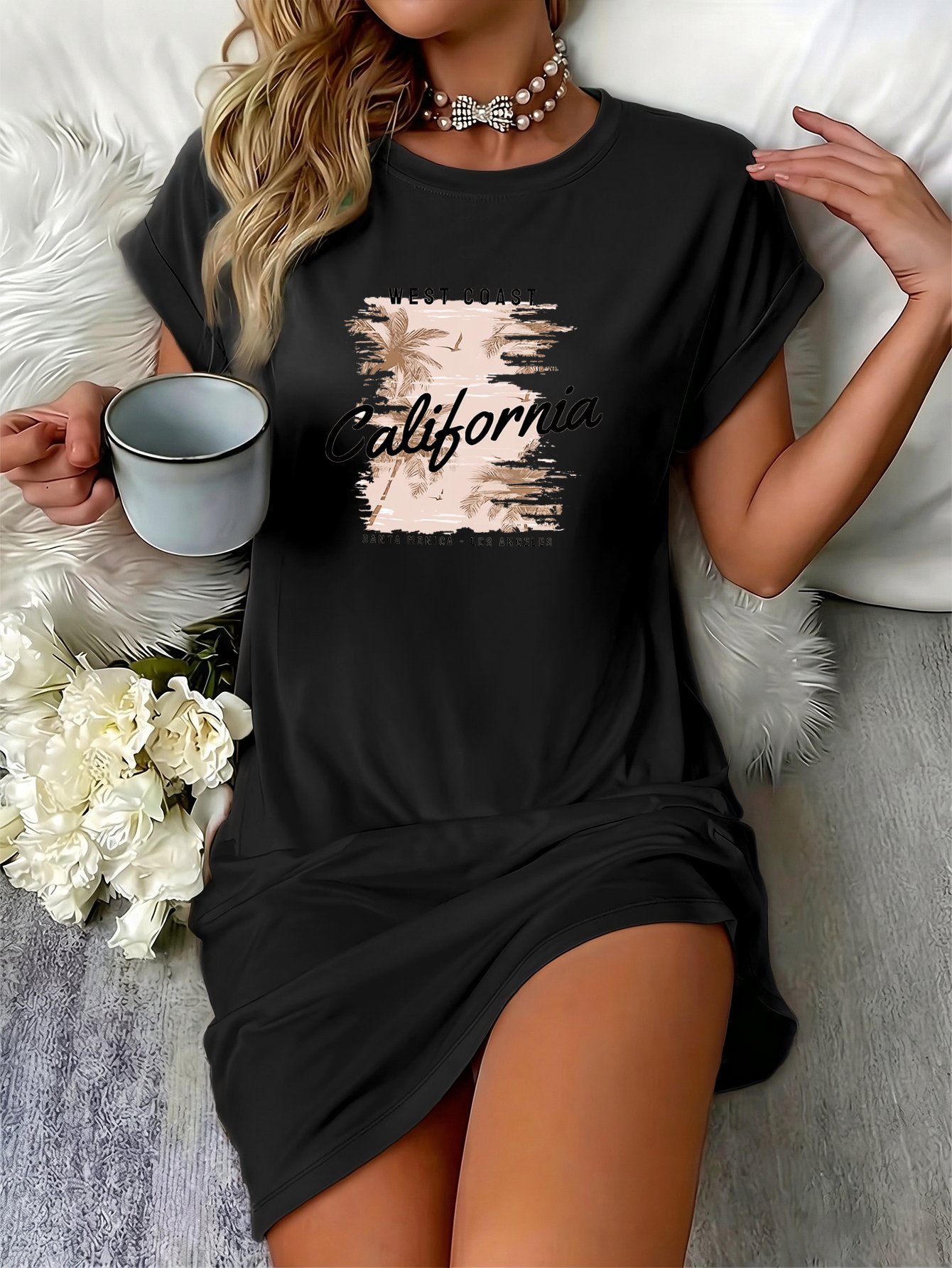 kohteen kuva   2026 kesän naisten t-paitamekko, valmistettu mukavasta, pehmeästä ja hengittävästä kankaasta, taskuilla, hihaton ja väljä, yksinkertainen ja tyylikäs, painatuksella länsirannikon kalifornian palmupuun auringonlaskun ranta tunnelma, sopii arkikäyttöön,   ja ulkoiluun