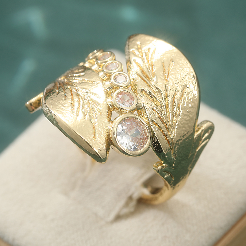 Women's Embossed Wing Synthetic Zirconia Ring, Artistic Style