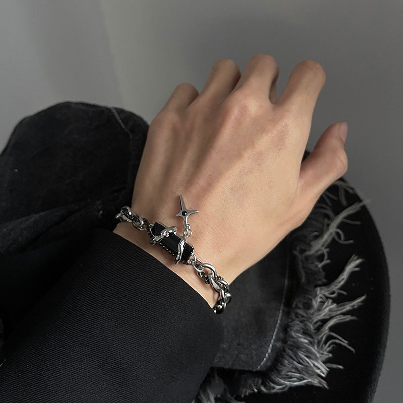 Pulsera Sintética Negra de Circonita para Hombres Estilosa - Inspirada en el Hip-Hop, Acero de Titanio con Detalles de Circonita Cúbica Sintética, Diseño con Colgante de Estrella, Accesorio de Moda que No se Oxida, Regalo Perfecto para Hombres