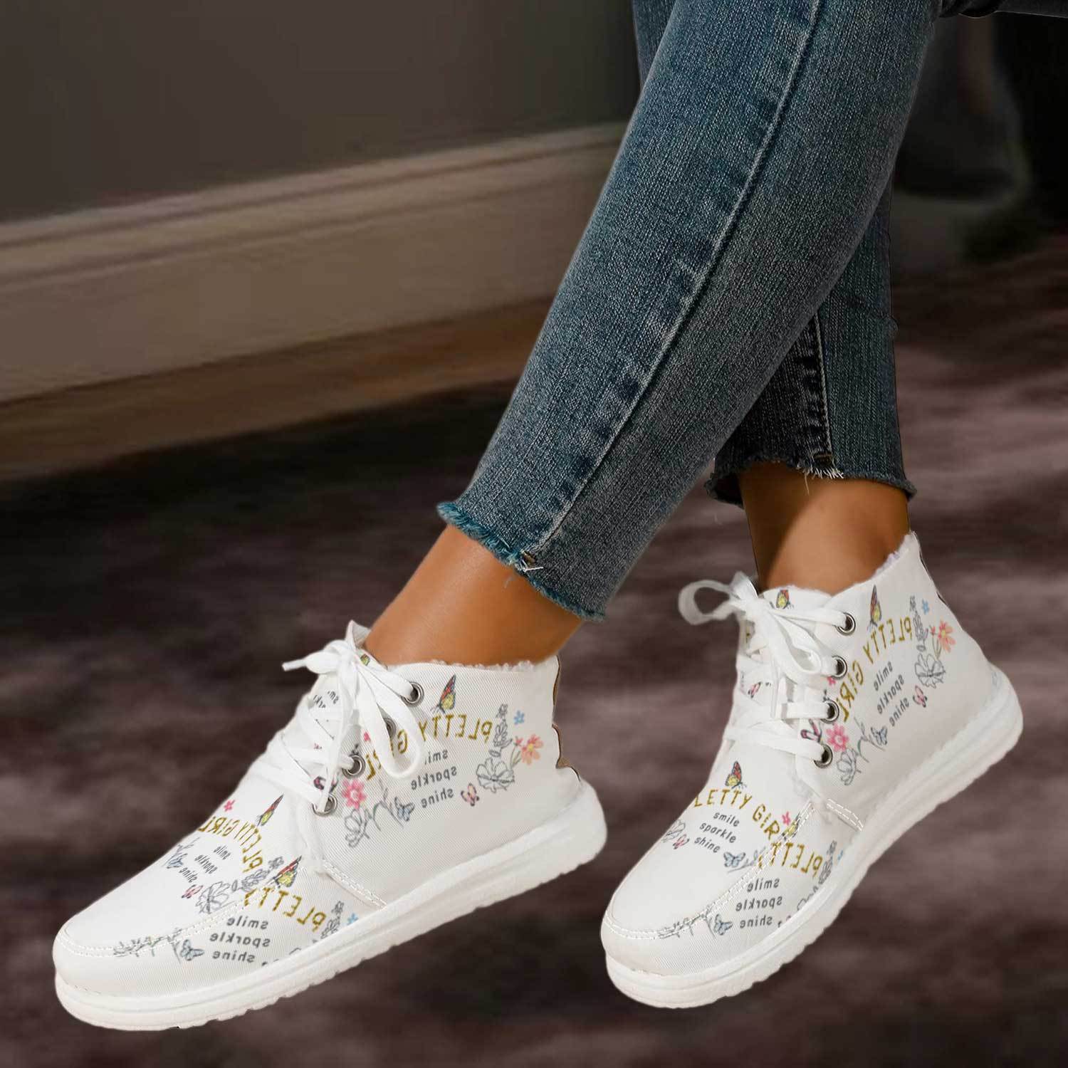 Nieuwe stijlvolle en trendy dames sneakers met hoge vetersluiting