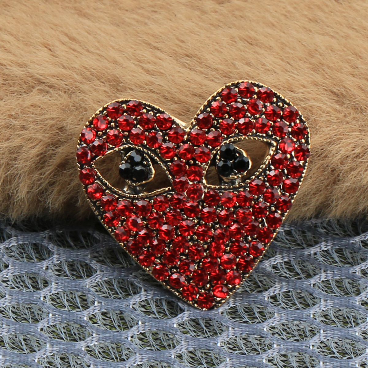 

Personalized Red Heart Eyes Brooch Fashion Cute Clothing Bag Creative Jewelry