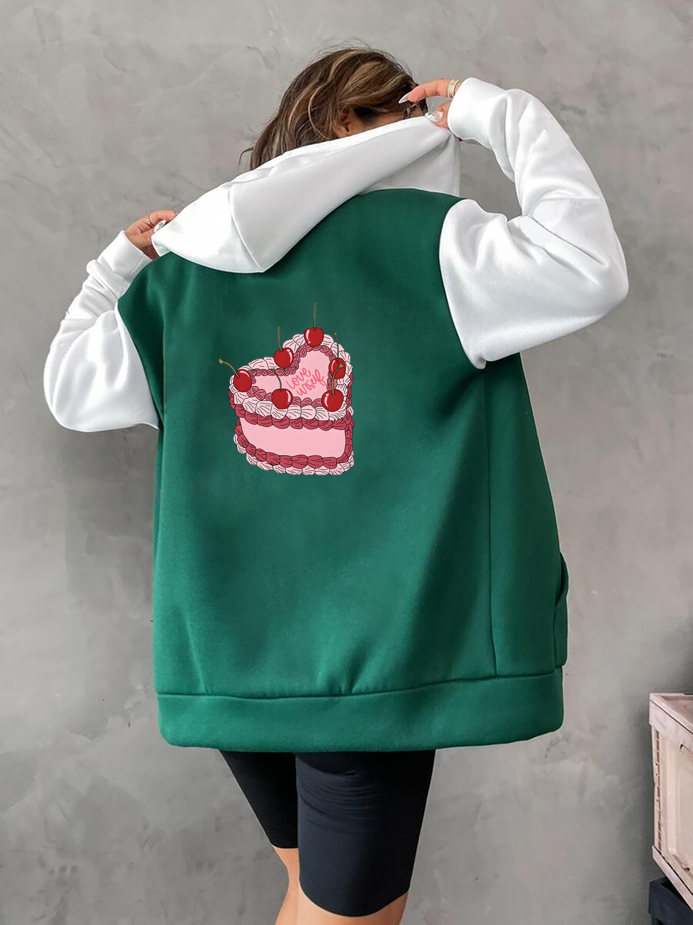 세련된 여성용 체리 케이크 프린트 후드티 - 녹색 & 흰색 폴리에스터 풀오버, 끈 조절 후드, 가을 & 겨울 캐주얼 착용용 포근한 플리스 안감 지퍼업 스웨트셔츠