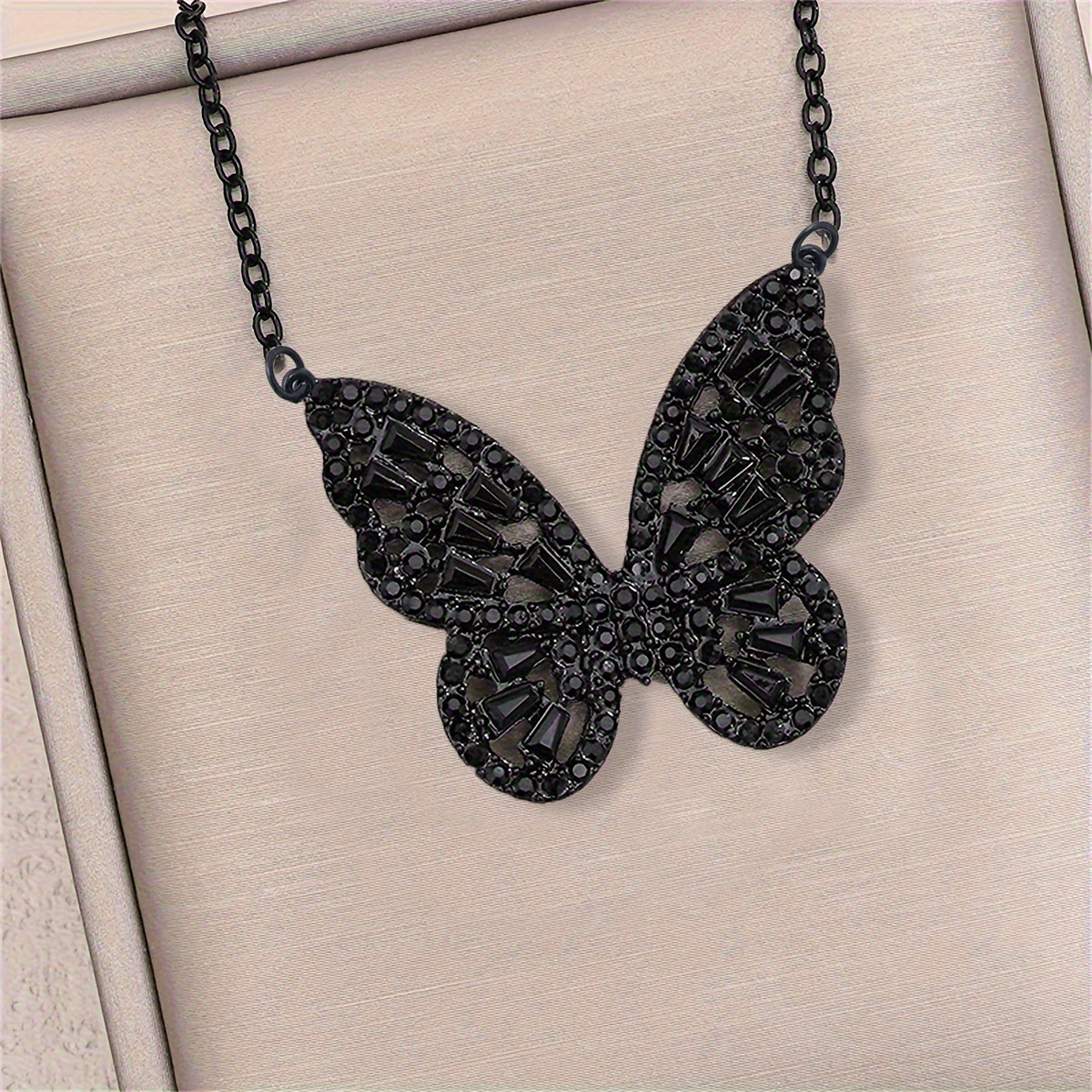 Image of Women's Elegant Necklace - Deluxe Pendant Jewelry With Delicate Chain, Everyday & Party Necklace For Women, Sophisticated Accessory For Formal Casual Outfits, Necklace, Metallic Finish
