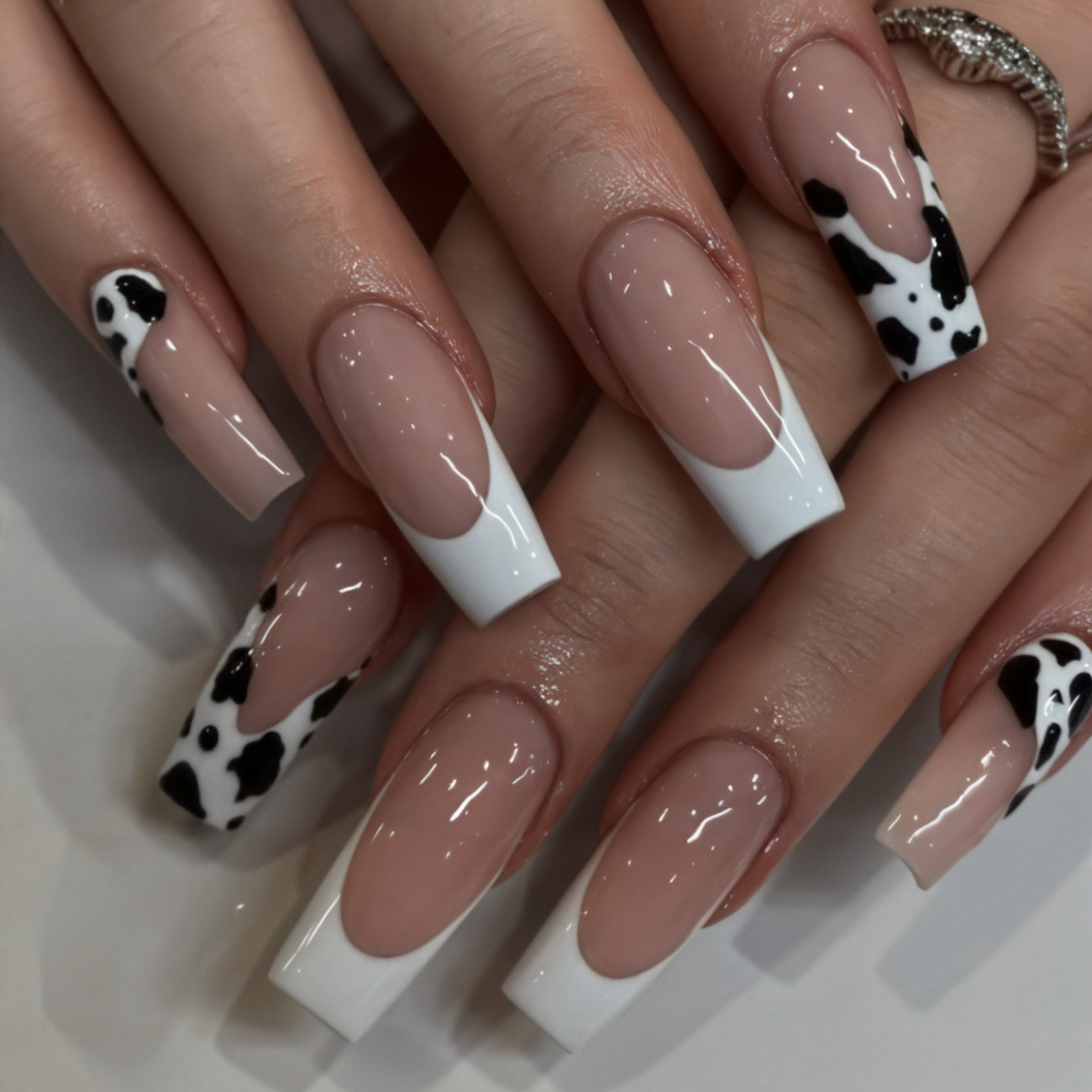 TEMU 24 stuks Fashion Medium Vierkante Vorm Plaknagels Kit Wit, Koeienprint Franse Trendy Nagels Passen Perfect Vals Nagels Kit Volledige Nepnagels,