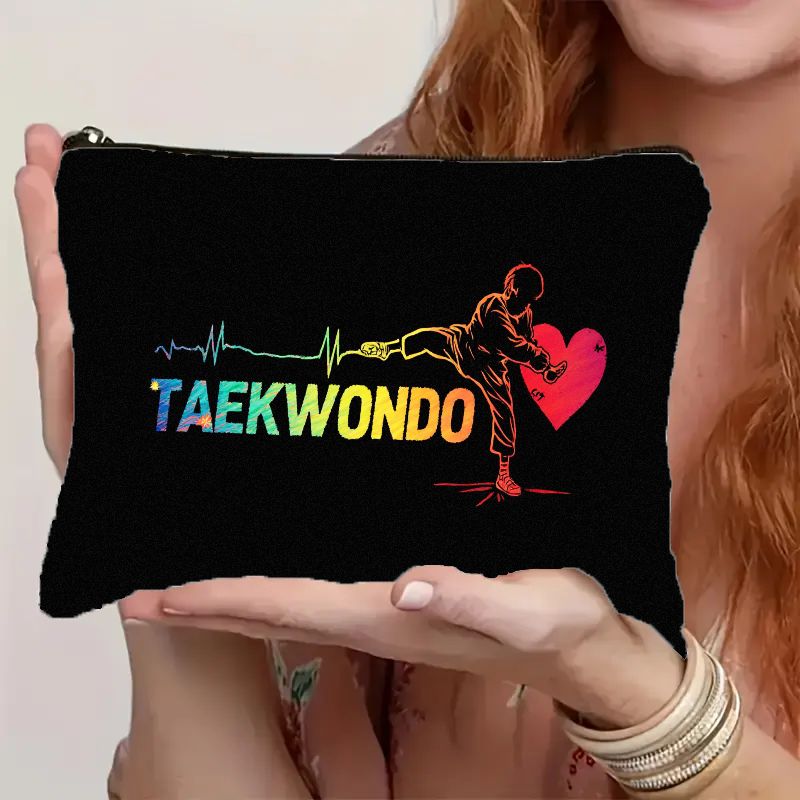 TEMU Beauty case e resistente con un design 2D piatto di un cardiaco di Taekwondo, dotato di chiusura a zip. Questo organizer portatile per il trucco